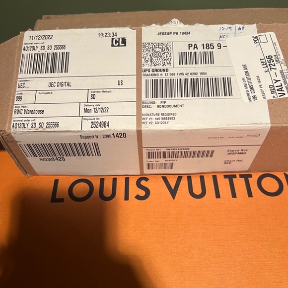 Louis Vuitton Empreinte Easy Pouch On Strap Black 1825184  Louis Vuitton Empreinte Easy Pouch on Strap BRAND NEW NEVER USED